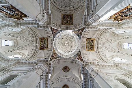 St. Ursenkathedrale | Solothurn Die St. Ursenkathedrale ist das wichtigste Bauwerk des Frühklassismus in der Schweiz, erbaut 1762-1773 vom Architekten Gaetano Matteo Pisoni aus Ascona.