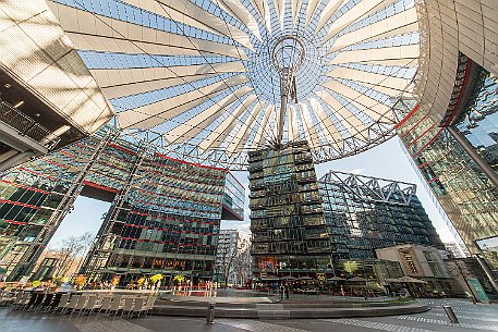 Berlin | Potsdamer Platz - Sony Center Spekakuläre Dachkonstruktion des Sony Centers mit sieben angrenzenden Gebäuden aus Stahl und Glas, Helmut Jahn, 1996-2000, Dachhöhe 67m, freie Spannweite 102m.